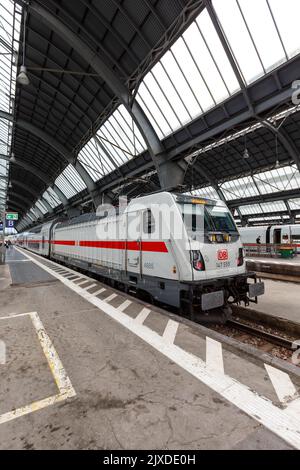 Karlsruhe, Deutschland - 30. Juni 2022: Intercity IC-Zug vom Typ Twindexx Vario von Bombardier von der DB Deutsche Bahn im Hochformat am Hauptbahnhof in Karlsr Stockfoto