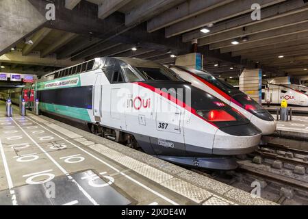 Paris, Frankreich - 6. Juni 2022: TGV-Hochgeschwindigkeitszüge der SNCF am Bahnhof Gare Montparnasse in Paris, Frankreich. Stockfoto