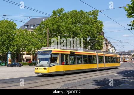 Karlsruhe, Deutschland - 30. Juni 2022: Stadtbahn Straßenbahn Typ GT6 ÖPNV an der Haltestelle Hauptbahnhof in Karlsruhe, Deutschland. Stockfoto