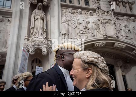 Die Barristers setzen ihre unbefristete Streikaktion mit einem Protest vor dem Obersten Gerichtshof auf dem Parliament Square über schlechte Arbeitsbedingungen und niedrige Löhne aufgrund einer unzureichenden Erhöhung der Anwaltskosten am 6.. September 2022 in London, England, fort. Die Friseure begannen am Montag ihren ersten unbestimmten Generalstreik wegen Forderungen nach einer sofortigen Erhöhung der Anwaltskosten um 25 %, nachdem ihr reales Einkommen um 28 % gesunken war. Das Justizministerium (MoJ) hat 15% angeboten, aber es wird nur für neue Fälle gelten, Es gibt derzeit einen Rückstand von etwa 60.000 Fällen. Stockfoto