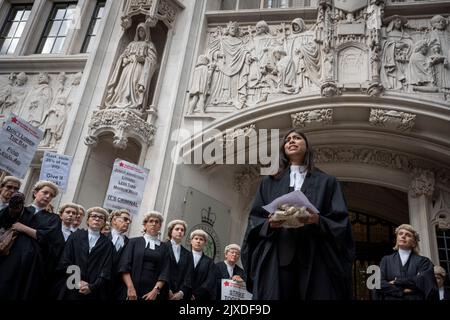 Die Barristers setzen ihre unbefristete Streikaktion mit einem Protest vor dem Obersten Gerichtshof wegen schlechter Arbeitsbedingungen und niedriger Bezahlung aufgrund einer unzureichenden Erhöhung der Anwaltskosten am 6.. September 2022 in London, England, fort. Die Friseure begannen am Montag ihren ersten unbestimmten Generalstreik wegen Forderungen nach einer sofortigen Erhöhung der Anwaltskosten um 25 %, nachdem ihr reales Einkommen um 28 % gesunken war. Das Justizministerium (MoJ) hat 15% angeboten, aber es wird nur für neue Fälle gelten, Es gibt derzeit einen Rückstand von etwa 60.000 Fällen. Stockfoto