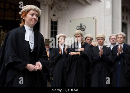 Die Barristers setzen ihre unbefristete Streikaktion mit einem Protest vor dem Obersten Gerichtshof auf dem Parliament Square über schlechte Arbeitsbedingungen und niedrige Löhne aufgrund einer unzureichenden Erhöhung der Anwaltskosten am 6.. September 2022 in London, England, fort. Die Friseure begannen am Montag ihren ersten unbestimmten Generalstreik wegen Forderungen nach einer sofortigen Erhöhung der Anwaltskosten um 25 %, nachdem ihr reales Einkommen um 28 % gesunken war. Das Justizministerium (MoJ) hat 15% angeboten, aber es wird nur für neue Fälle gelten, Es gibt derzeit einen Rückstand von etwa 60.000 Fällen. Stockfoto