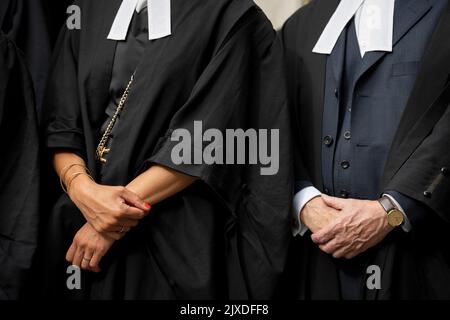 Die Barristers setzen ihre unbefristete Streikaktion mit einem Protest vor dem Obersten Gerichtshof auf dem Parliament Square über schlechte Arbeitsbedingungen und niedrige Löhne aufgrund einer unzureichenden Erhöhung der Anwaltskosten am 6.. September 2022 in London, England, fort. Die Friseure begannen am Montag ihren ersten unbestimmten Generalstreik wegen Forderungen nach einer sofortigen Erhöhung der Anwaltskosten um 25 %, nachdem ihr reales Einkommen um 28 % gesunken war. Das Justizministerium (MoJ) hat 15% angeboten, aber es wird nur für neue Fälle gelten, Es gibt derzeit einen Rückstand von etwa 60.000 Fällen. Stockfoto