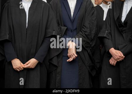 Die Barristers setzen ihre unbefristete Streikaktion mit einem Protest vor dem Obersten Gerichtshof auf dem Parliament Square über schlechte Arbeitsbedingungen und niedrige Löhne aufgrund einer unzureichenden Erhöhung der Anwaltskosten am 6.. September 2022 in London, England, fort. Die Friseure begannen am Montag ihren ersten unbestimmten Generalstreik wegen Forderungen nach einer sofortigen Erhöhung der Anwaltskosten um 25 %, nachdem ihr reales Einkommen um 28 % gesunken war. Das Justizministerium (MoJ) hat 15% angeboten, aber es wird nur für neue Fälle gelten, Es gibt derzeit einen Rückstand von etwa 60.000 Fällen. Stockfoto