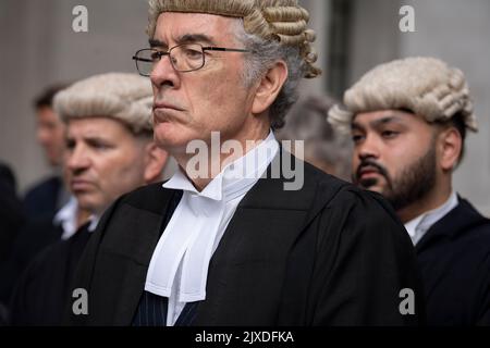 Die Barristers setzen ihre unbefristete Streikaktion mit einem Protest vor dem Obersten Gerichtshof auf dem Parliament Square über schlechte Arbeitsbedingungen und niedrige Löhne aufgrund einer unzureichenden Erhöhung der Anwaltskosten am 6.. September 2022 in London, England, fort. Die Friseure begannen am Montag ihren ersten unbestimmten Generalstreik wegen Forderungen nach einer sofortigen Erhöhung der Anwaltskosten um 25 %, nachdem ihr reales Einkommen um 28 % gesunken war. Das Justizministerium (MoJ) hat 15% angeboten, aber es wird nur für neue Fälle gelten, Es gibt derzeit einen Rückstand von etwa 60.000 Fällen. Stockfoto