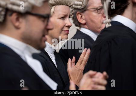 Die Barristers setzen ihre unbefristete Streikaktion mit einem Protest vor dem Obersten Gerichtshof auf dem Parliament Square über schlechte Arbeitsbedingungen und niedrige Löhne aufgrund einer unzureichenden Erhöhung der Anwaltskosten am 6.. September 2022 in London, England, fort. Die Friseure begannen am Montag ihren ersten unbestimmten Generalstreik wegen Forderungen nach einer sofortigen Erhöhung der Anwaltskosten um 25 %, nachdem ihr reales Einkommen um 28 % gesunken war. Das Justizministerium (MoJ) hat 15% angeboten, aber es wird nur für neue Fälle gelten, Es gibt derzeit einen Rückstand von etwa 60.000 Fällen. Stockfoto