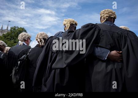 Die Barristers setzen ihre unbefristete Streikaktion mit einem Protest vor dem Obersten Gerichtshof auf dem Parliament Square über schlechte Arbeitsbedingungen und niedrige Löhne aufgrund einer unzureichenden Erhöhung der Anwaltskosten am 6.. September 2022 in London, England, fort. Die Friseure begannen am Montag ihren ersten unbestimmten Generalstreik wegen Forderungen nach einer sofortigen Erhöhung der Anwaltskosten um 25 %, nachdem ihr reales Einkommen um 28 % gesunken war. Das Justizministerium (MoJ) hat 15% angeboten, aber es wird nur für neue Fälle gelten, Es gibt derzeit einen Rückstand von etwa 60.000 Fällen. Stockfoto