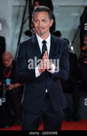 Lido Di Venezia, Italien. 06. September 2022. Benjamin Bratt nimmt am 06. September 79. 2022 in Venedig, Italien, am roten Teppich „Dead for A Dollar“ auf dem Internationalen Filmfestival von Venedig Teil. © Foto: Cinzia Camela. Kredit: Unabhängige Fotoagentur/Alamy Live Nachrichten Stockfoto