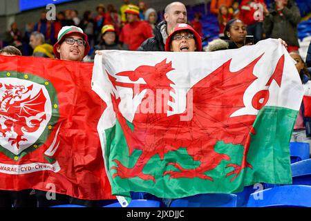 Cardiff, Wales. 6. September 2022. Walisische Fans mit walisischen Flaggen feiern am 6. September 2022 im Cardiff City Stadium in Cardiff, Wales, Großbritannien, das Spiel der FIFA Frauen-WM-Qualifikationgruppe I zwischen Wales und Slowenien. Quelle: Duncan Thomas/Majestic Media. Stockfoto