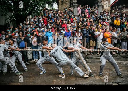 Kathmandu, Nepal. 07. September 2022. Die nepalesische Armee zieht am ersten Tag von Indra Jatra das Seil des langen Holzholzes namens „Yo: Shin“, der als Markierung des Basantapur Durbar Square dient. Das jährliche Festival, benannt nach Indra, dem gott des Regens und Himmels, wird im Kathmandu Valley zum Abschluss der Monsunsaison durch Anbeten, Jubeln, Singen, Tanzen und Schlemmen gefeiert. Indra, die lebende Göttin Kumari und andere Gottheiten werden während des Festes verehrt. Kredit: SOPA Images Limited/Alamy Live Nachrichten Stockfoto