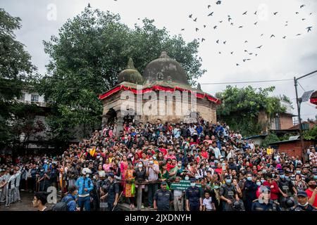 Kathmandu, Nepal. 07. September 2022. Am ersten Tag des Indra-Jatra-Festivals versammeln sich viele Menschen. Das jährliche Festival, benannt nach Indra, dem gott des Regens und Himmels, wird im Kathmandu Valley zum Abschluss der Monsunsaison durch Anbeten, Jubeln, Singen, Tanzen und Schlemmen gefeiert. Indra, die lebende Göttin Kumari und andere Gottheiten werden während des Festes verehrt. Kredit: SOPA Images Limited/Alamy Live Nachrichten Stockfoto