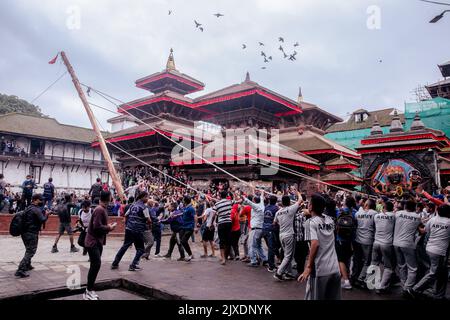 Kathmandu, Nepal. 07. September 2022. Mitglieder der nepalesischen Armee ziehen am ersten Tag von Indra Jatra das Seil des langen Holzholzes namens „Yo: Shin“, der als Markierung des Basantapur Durbar Square dient. Das jährliche Festival, benannt nach Indra, dem gott des Regens und Himmels, wird im Kathmandu Valley zum Abschluss der Monsunsaison durch Anbeten, Jubeln, Singen, Tanzen und Schlemmen gefeiert. Indra, die lebende Göttin Kumari und andere Gottheiten werden während des Festes verehrt. Kredit: SOPA Images Limited/Alamy Live Nachrichten Stockfoto