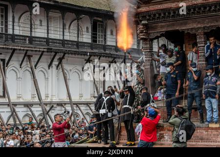 Kathmandu, Nepal. 07. September 2022. Ein Mitarbeiter der nepalesischen Armee feuert einen Schuss aus Anlass des achttägigen Festivals „Indra Jatra“ ab. Das jährliche Festival, benannt nach Indra, dem gott des Regens und Himmels, wird im Kathmandu Valley zum Abschluss der Monsunsaison durch Anbeten, Jubeln, Singen, Tanzen und Schlemmen gefeiert. Indra, die lebende Göttin Kumari und andere Gottheiten werden während des Festes verehrt. Kredit: SOPA Images Limited/Alamy Live Nachrichten Stockfoto