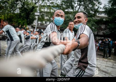 Kathmandu, Nepal. 07. September 2022. Mitglieder der nepalesischen Armee ziehen am ersten Tag von Indra Jatra das Seil des langen Holzholzes namens „Yo: Shin“, der als Markierung des Basantapur Durbar Square dient. Das jährliche Festival, benannt nach Indra, dem gott des Regens und Himmels, wird im Kathmandu Valley zum Abschluss der Monsunsaison durch Anbeten, Jubeln, Singen, Tanzen und Schlemmen gefeiert. Indra, die lebende Göttin Kumari und andere Gottheiten werden während des Festes verehrt. Kredit: SOPA Images Limited/Alamy Live Nachrichten Stockfoto