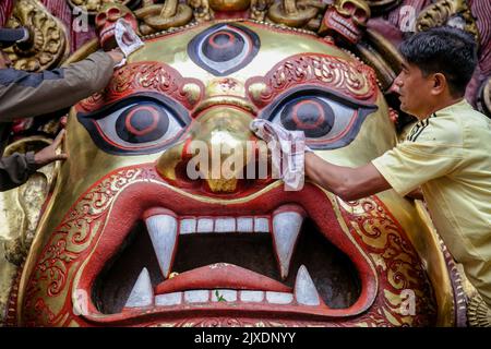 Kathmandu, Nepal. 07. September 2022. Ein Künstler trifft das Idol von 'Swet Bhairab' während des Indra Jatra-Festivals in Kathmandu zum letzten Mal. Das jährliche Festival, benannt nach Indra, dem gott des Regens und Himmels, wird im Kathmandu Valley zum Abschluss der Monsunsaison durch Anbeten, Jubeln, Singen, Tanzen und Schlemmen gefeiert. Indra, die lebende Göttin Kumari und andere Gottheiten werden während des Festes verehrt. Kredit: SOPA Images Limited/Alamy Live Nachrichten Stockfoto