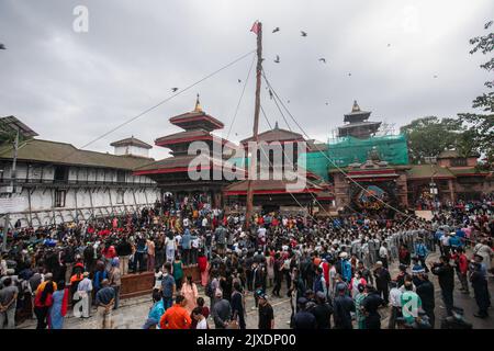 Kathmandu, Nepal. 07. September 2022. Die nepalesischen Völker feiern den ersten Tag des Indra-Jatra-Festivals auf dem Hanumandhoka Durbar-Platz, um den Beginn des Indra-Jatra-Festivals zu feiern. Das jährliche Festival, benannt nach Indra, dem gott des Regens und Himmels, wird im Kathmandu Valley zum Abschluss der Monsunsaison durch Anbeten, Jubeln, Singen, Tanzen und Schlemmen gefeiert. Indra, die lebende Göttin Kumari und andere Gottheiten werden während des Festes verehrt. Kredit: SOPA Images Limited/Alamy Live Nachrichten Stockfoto