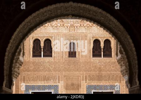 Alhambra Granada Spanien - 09 14 2021: Detailansicht der Eingangshalle des Patio zu den Nasriden Palästen, im Inneren des Festungskomplexes der Alhambra-Stadt Stockfoto