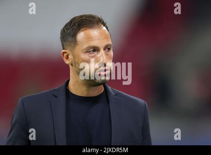 Leipzig, Deutschland. 06. September 2022. Fußball: Champions League, Gruppenphase, Gruppe F, Matchday 1 RB Leipzig - Shakhtyor Donetsk. Leipzig-Trainer Domenico Tedesco läuft nach dem Spiel durch das Stadion. Tedesco ist nicht mehr Trainer von RB Leipzig. Das teilte der Fußball-Bundesliga-Verein am Mittwoch (07.09.2022) mit. Ein Nachfolger wurde noch nicht ernannt. Quelle: Jan Woitas/dpa/Alamy Live News Stockfoto