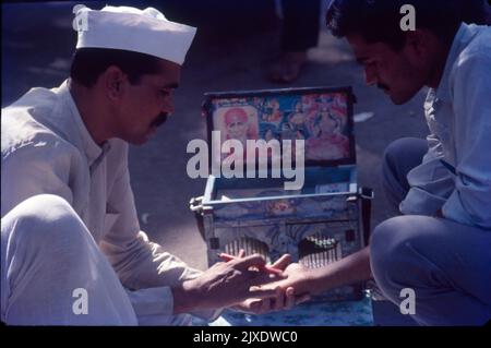 Palmist, Astrologer, Bombay, Indien Stockfoto