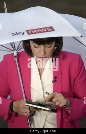 Beth Rigby - politische Redakteurin von Sky News - an dem Tag, an dem Liz Truss ihre erste Rede als Premierministerin hält, in der Downing Street. 6.. September 2022. Stockfoto