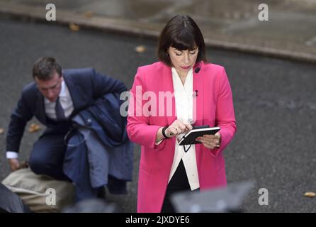 Beth Rigby - politische Redakteurin von Sky News - an dem Tag, an dem Liz Truss ihre erste Rede als Premierministerin hält, in der Downing Street. 6.. September 2022. Sam Coates Be Stockfoto