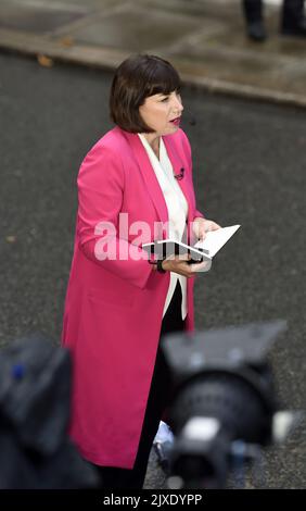 Beth Rigby - politische Redakteurin von Sky News - an dem Tag, an dem Liz Truss ihre erste Rede als Premierministerin hält, in der Downing Street. 6.. September 2022. Stockfoto