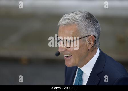 Dermot Murnaghan - Sky News Moderatorin - in der Downing Street am Tag, an dem Liz Truss ihre erste Rede als Premierministerin hält. 6.. September 2022. Stockfoto