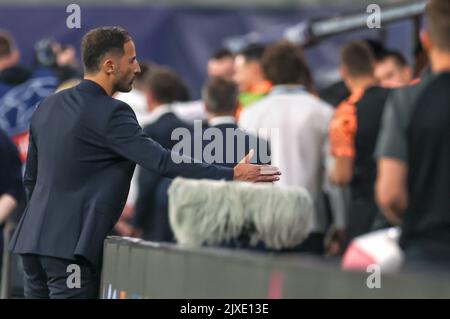 Leipzig, Deutschland. 06. September 2022. Fußball: Champions League, Gruppenphase, Gruppe F, Matchday 1 RB Leipzig - Shakhtyor Donetsk. Leipzig-Trainer Domenico Tedesco sagt dem Team nach dem Spiel Auf Wiedersehen. Tedesco ist nicht mehr Trainer von RB Leipzig. Das teilte der Fußball-Bundesliga-Verein am Mittwoch (07.09.2022) mit. Ein Nachfolger wurde noch nicht ernannt. Quelle: Jan Woitas/dpa/Alamy Live News Stockfoto