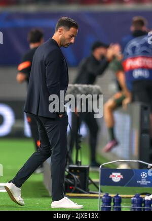 Leipzig, Deutschland. 06. September 2022. Fußball: Champions League, Gruppenphase, Gruppe F, Matchday 1 RB Leipzig - Shakhtyor Donetsk. Leipzig-Trainer Domenico Tedesco läuft nach dem Spiel durch das Stadion. Tedesco ist nicht mehr Trainer von RB Leipzig. Das teilte der Fußball-Bundesliga-Verein am Mittwoch (07.09.2022) mit. Ein Nachfolger wurde noch nicht ernannt. Quelle: Jan Woitas/dpa/Alamy Live News Stockfoto