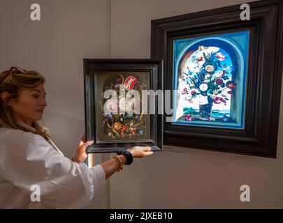 Sotheby’s, London, Großbritannien. 7. September 2022. Die zum ersten Mal in Europa enthüllte Sammlung „Stillleben des Alten Meisters“ entführt uns in das frühe 17.. Jahrhundert, als die Niederlande einen Ausbruch von beispiellosem Reichtum und Kreativität genossen. Diese Sammlung, die alle innerhalb eines Zeitraums von 50 Jahren gemalt wurde, stellt die Entwicklung dieses künstlerischen Genres in seinem wichtigsten Moment dar. In den Londoner Galerien von Sotheby wird diese Kollektion mit Werken britischer Künstler, Rob und Nick Carter, präsentiert, ergänzt durch Installationen des in Südlondon ansässigen Blumenstudios Sage Flowers. Quelle: Malcolm Park/Alamy Live News Stockfoto