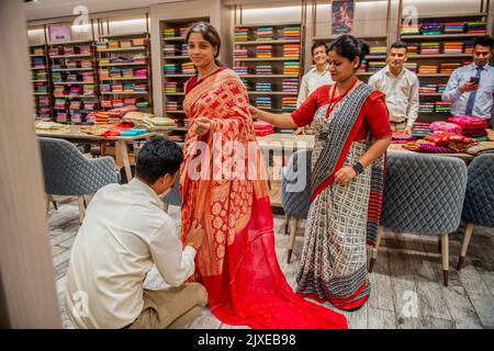 Neu-Delhi, Indien. 06. September 2022. Prominenter Gast drapiert Handwebstuhl Saree während einer Vorschau auf Utsav Webs Collection (kuratiert diese Utsav Webs Kollektion für die kommende Festivalsaison) im Kankatala Store in Neu Delhi. Kankatala Textiles Pvt. Ltd. (Kankatala Sarees) verkauft handverlesenen Handwebstuhl von 50 großen Webclustern Indiens wie Kanchipuram, Banarasi, Patan Patola, Uppada, handgesponnene Baumwolle, Kalamkari, etc. Die Marke ist seit mehr als 7 Jahrzehnten in Indien verwurzelt. Kredit: SOPA Images Limited/Alamy Live Nachrichten Stockfoto