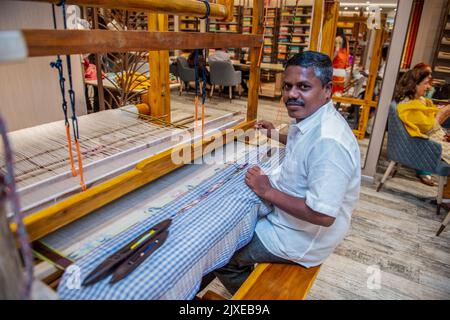 Neu-Delhi, Indien. 06. September 2022. Weaver Pitchuka Mallikarjunarao auf dem Ponduru Jamdani sitzend der handgesponnene Baumwollwebstuhl wird während einer Vorschau der Utsav Weaves Collection (kuratiert diese Utsav Weaves Kollektion für die kommende Festivalsaison) im Kankatala Store in Neu Delhi gesehen. Kankatala Textiles Pvt. Ltd. (Kankatala Sarees) verkauft handverlesenen Handwebstuhl von 50 großen Webclustern Indiens wie Kanchipuram, Banarasi, Patan Patola, Uppada, handgesponnene Baumwolle, Kalamkari, etc. Die Marke ist seit mehr als 7 Jahrzehnten in Indien verwurzelt. Kredit: SOPA Images Limited/Alamy Live Nachrichten Stockfoto