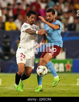 Sevillas Iisco (links) und Bernardo Silva von Manchester City kämpfen während des UEFA Champions League Group G-Spiels im Ramon Sanchez Pizjuan Stadium in Sevilla, Spanien, um den Ball. Bilddatum: Dienstag, 6. September 2022. Stockfoto