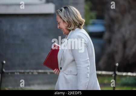 Downing Street, London, Großbritannien. 7. September 2022. Minister nehmen an der ersten Kabinettssitzung in der Downing Street 10 Teil, seit sie gestern Abend von Premierminister Liz Truss ernannt wurden. Anne-Marie Trevelyan MP, Staatssekretärin für Verkehr. Kredit: amanda Rose/Alamy Live Nachrichten Stockfoto