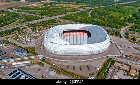 MÜNCHEN, 3. August 2022: Die Allianz Arena ist ein berühmtes Wahrzeichen in München und Heimat des FC Bayern München. Stockfoto