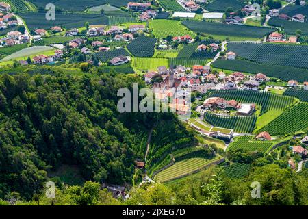 Dorf Algund (Algund) in Südtirol in Norditalien mit alter Kirche Stockfoto