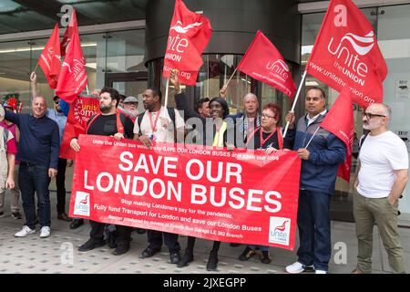 London Großbritannien 6.. September 2022 Mitglieder der Gewerkschaft Unite protestieren vor dem Verkehrsministerium, um die Busrouten in London zu retten Stockfoto