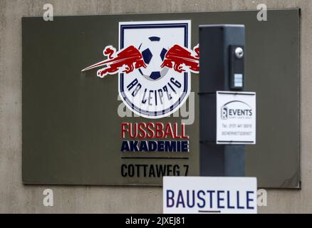 Leipzig, Deutschland. 08. September 2022. Im Schulungszentrum von RB Leipzig steht ein Schild mit der Aufschrift „Baustelle“. RB Leipzig hat sich von Trainer Tedesco getrennt. Das teilte der Fußball-Bundesliga-Verein am Mittwoch (07.09.2022) mit. Ein Nachfolger ist noch nicht festgelegt. Quelle: Jan Woitas/dpa/Alamy Live News Stockfoto