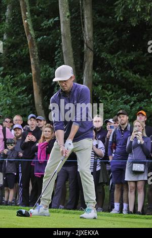 Wentworth, Surrey, Großbritannien. 7. September 2022. Schauspieler Tom Felton über das 2. T-Shirt beim ProAm der BMW/PGA Championship im Wentworth Golf Club, Virginia Water, Surrey. Kredit: Motofoto/Alamy Live Nachrichten Stockfoto