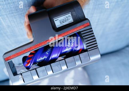 Paris, Frankreich - 16. Jul 2022: Männliche Hand, die Nahaufnahme des Anti-Verwirr-Haarschraubenwerkzeugs Nahaufnahme des Zubehörs für Akku-Staubsauger von Dyson V12 Slim absolute hält Stockfoto