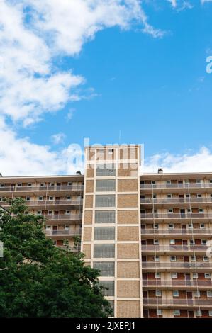 Blick auf das hohe Gebäude in Cite Rotterdam, dem ersten großen Komplex in Frankreich nach dem Zweiten Weltkrieg mit Fußgängern und geparkten Autos - typisch französisches Viertel Stockfoto