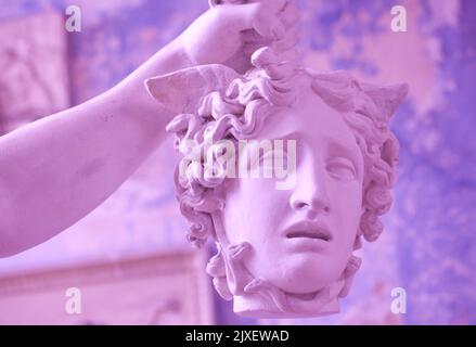 Nahaufnahme einer abstrakten Skulptur von Medusas abgetrenntem Kopf aus einer Gipskopie von Antonio Canovas berühmter Marmorstatue des Perseus mit dem Kopf der Medusa Stockfoto