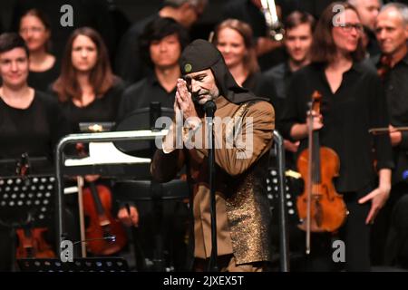 Laibach: Präsentation von 'Alamut', einem originellen symphonischen Werk, das auf einer berühmten Geschichte aus dem Persien des 11. Jahrhunderts basiert. Kloster Križanke, Ljubljana, Slowenien Stockfoto