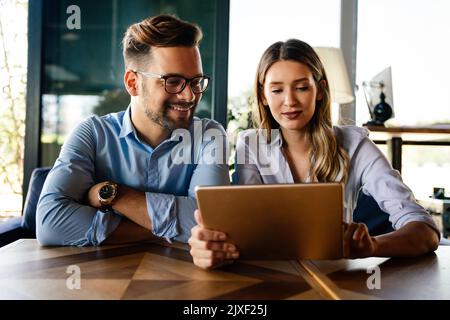 Programmierer arbeiten in einer Software-Entwicklung Unternehmen Büro Stockfoto