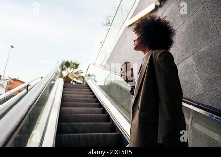 Silhouette einer Frau, die die U-Bahn-Station verlässt Stockfoto