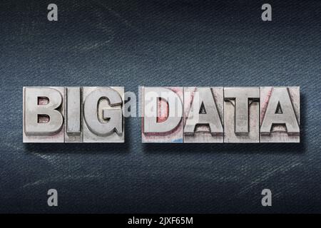 Big-Data-Phrase aus Metallic-Buchdruck auf dunklem Jeans-Hintergrund Stockfoto