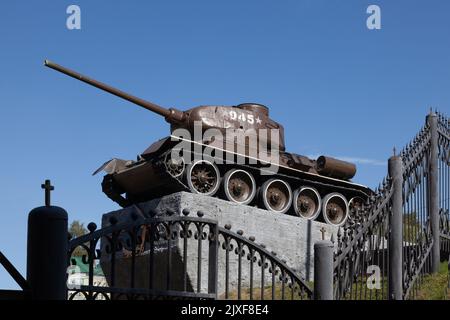Sowjetischer Panzer aus der Zeit des Zweiten Weltkriegs T-34, steht auf einem Sockel. Stockfoto
