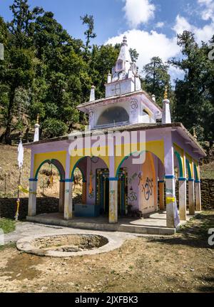 März 3. 2021 Uttarakhand Indien. NAAG Tibba Mountain Serpent God Temple in der ländlichen Region des himalaya. Stockfoto