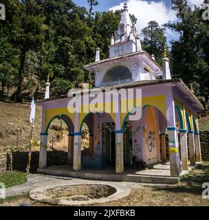 März 3. 2021 Uttarakhand Indien. NAAG Tibba Mountain Serpent God Temple in der ländlichen Region des himalaya. Stockfoto