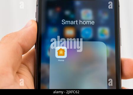 Smart-Home-Anwendung auf dem Handy-Bildschirm, September 2022, Prag, Tschechische Republik Stockfoto